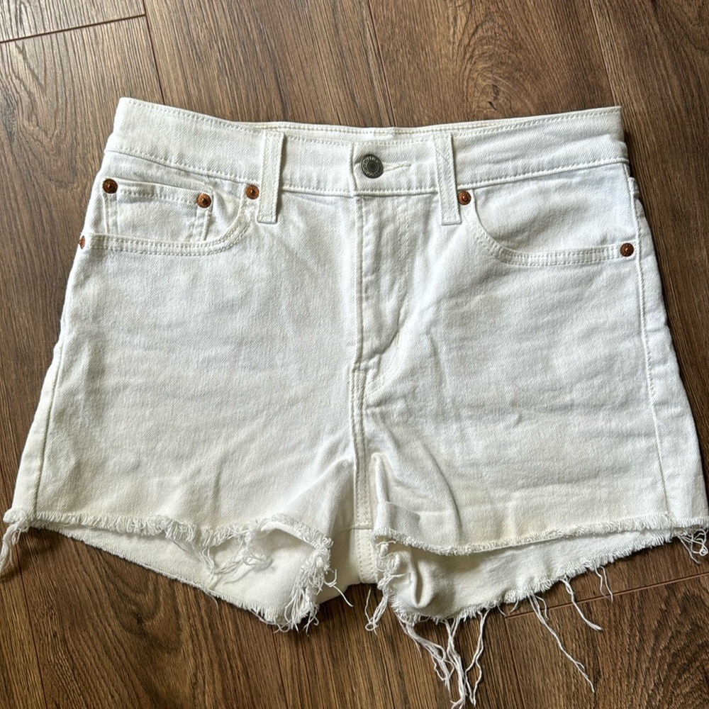 Levi white jean shorts 28